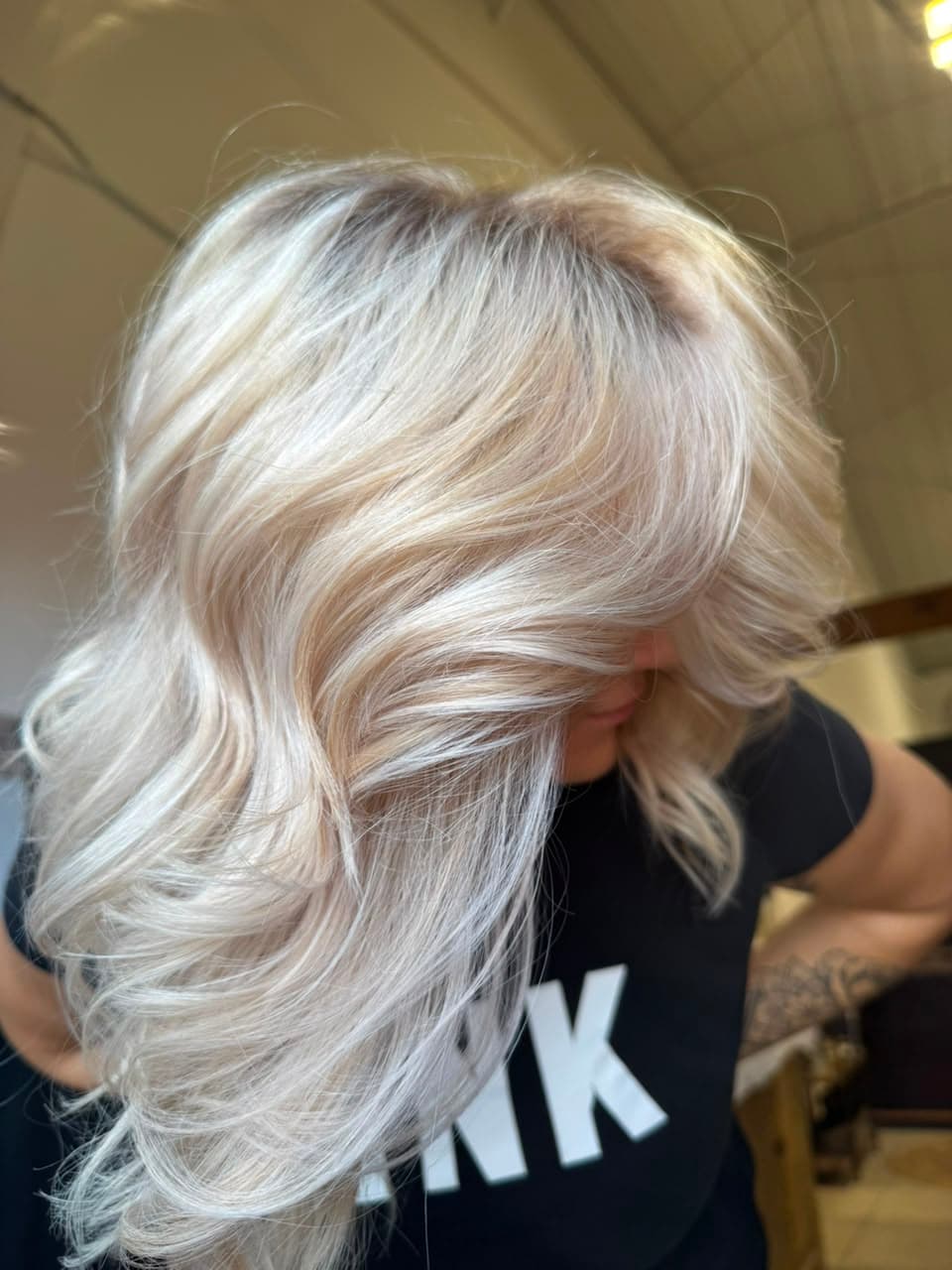 Voluminous icy platinum blonde with a diffused darker root